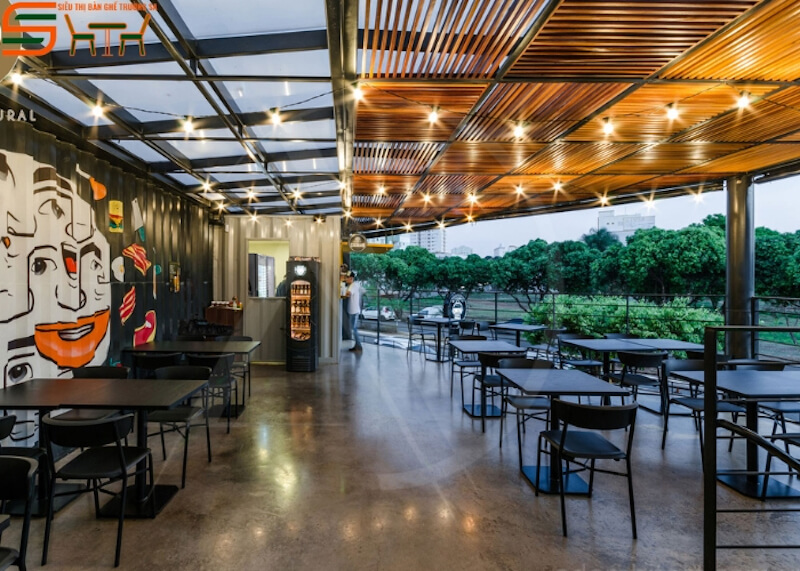 Chủ đầu tư sử dụng container độc đáo kết hợp mái nan gỗ hiện đại, tạo không gian mở thoáng đãng với tầm nhìn xanh mát và ánh sáng lung linh