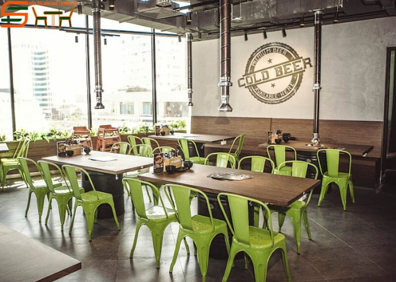 Việc kết hợp ghế Tolix xanh cốm cùng bàn thùng phuy đem lại cảm giác tươi mới, đầy năng lượng và sự phóng khoáng