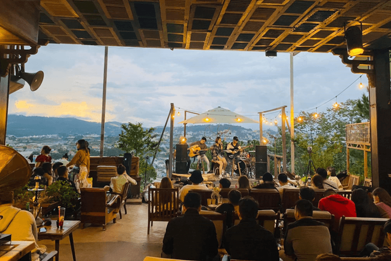 Mở quán cafe acoustic thường cần khoảng 150 triệu đến hơn 1 tỷ đồng, tùy quy mô, mức đầu tư âm thanh, cách âm và chất lượng vận hành