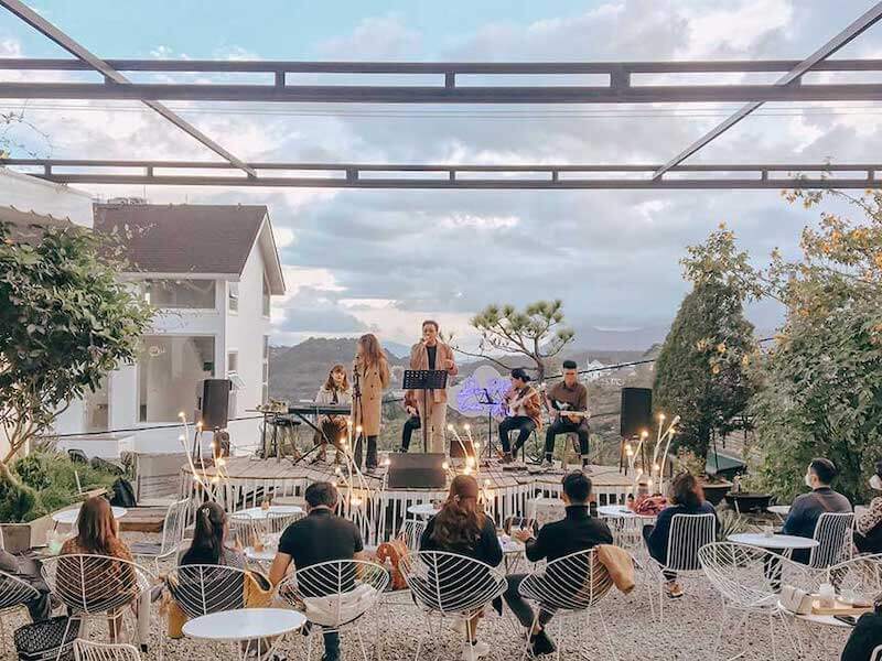 Trong mô hình acoustic, con người quan trọng hơn thiết bị vì kỹ thuật viên và ca sĩ quyết định âm thanh, cảm xúc và trải nghiệm khách hàng thực tế