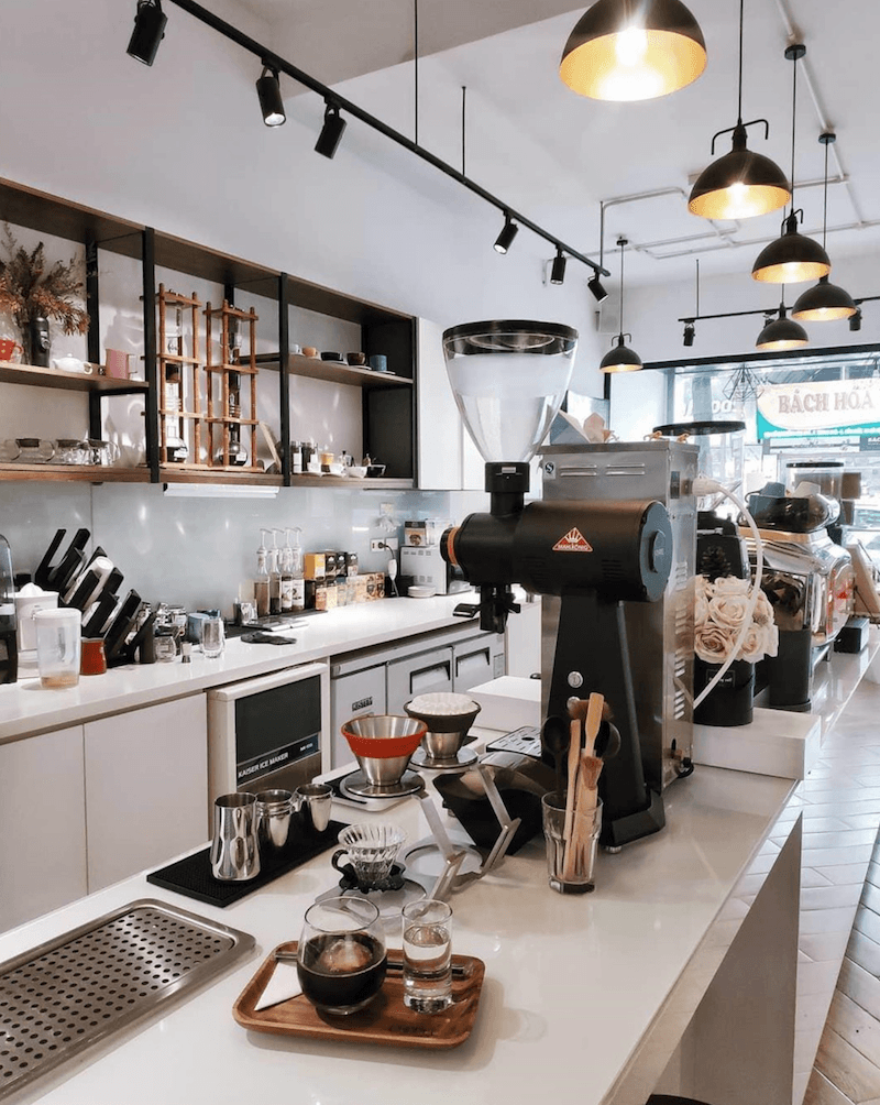 Cà phê đặc sản chú trọng nguồn gốc hạt và cách rang xay để làm nổi bật hương vị nguyên bản, thay vì chạy theo số lượng hay giá rẻ