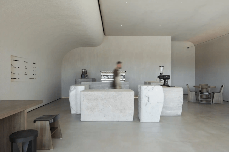Cafe phong cách tối giản tập trung vào sự tinh gọn trong thiết kế, hạn chế chi tiết thừa để tạo nên một không gian thoáng đãng và nhẹ nhàng