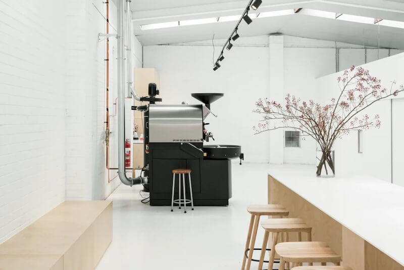 Tinh thần minimalism thường được thể hiện qua tông màu sáng, ánh sáng tự nhiên và nội thất đơn giản để mang lại cảm giác hiện đại và thư giãn