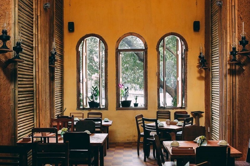 Khu vực ngồi trong quán Vintage thường ưu tiên sự thoải mái, khoảng cách vừa phải, giúp khách có trải nghiệm ăn uống chậm rãi và thư giãn hơn