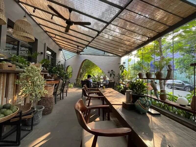 Nội thất được chọn theo hướng linh hoạt, vừa đảm bảo công năng phục vụ ăn uống nhanh, vừa tạo sự thoải mái cho khách ngồi làm việc hoặc trò chuyện