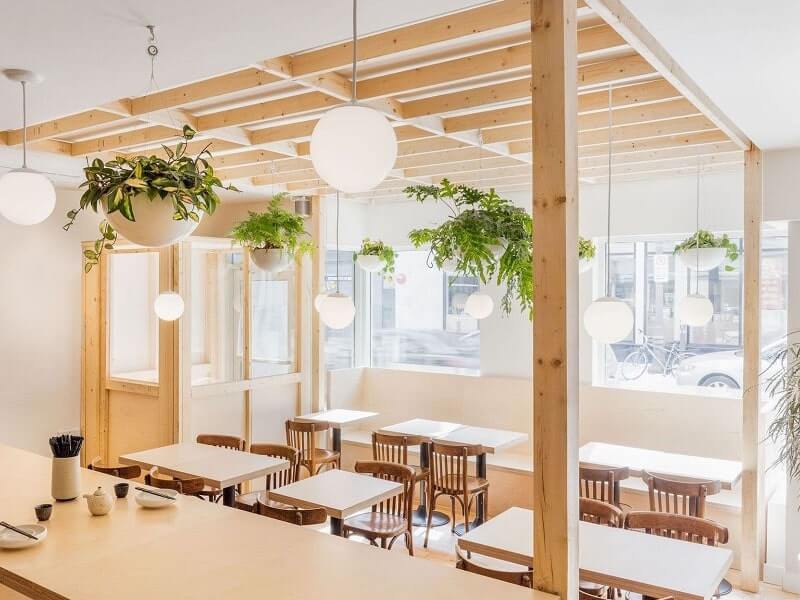 Bàn ghế được bố trí linh hoạt, khoảng cách hợp lý, giúp tối ưu sức chứa mà vẫn đảm bảo sự thoải mái khi khách ngồi ăn uống