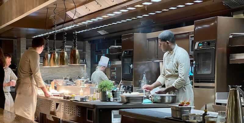 Chủ đầu tư nên thiết kế bếp theo bếp một chiều, phân khu rõ ràng (kho - sơ chế - nấu - ra món - rửa), hạn chế giao cắt luồng di chuyển