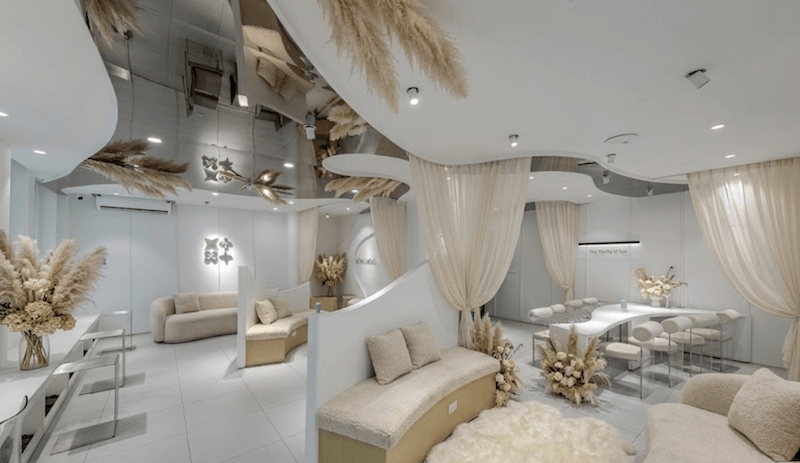 Vật liệu mềm, xốp, có độ rủ giúp tăng cảm giác bồng bềnh, tạo trải nghiệm êm ái, đồng thời làm không gian trở nên mơ màng và dễ lên hình hơn