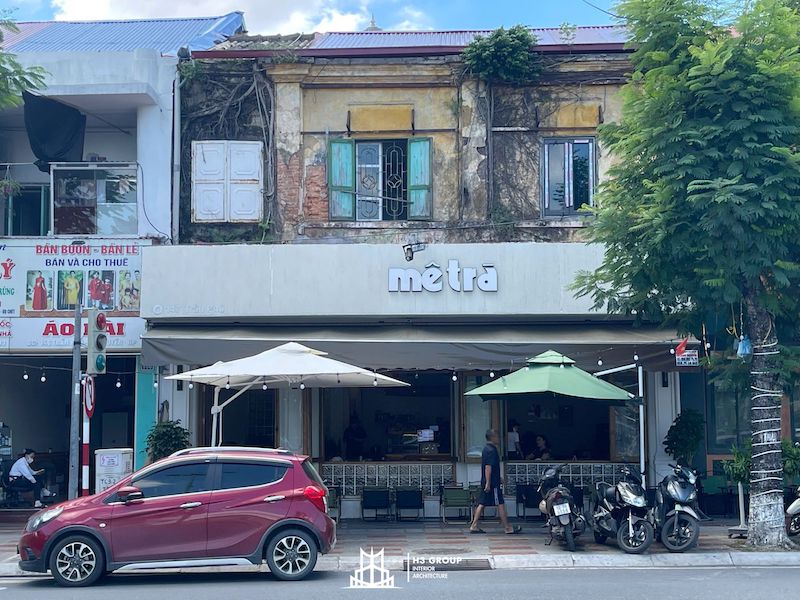 Quán tọa lạc tại tầng 1 của một khu nhà tập thể cũ.