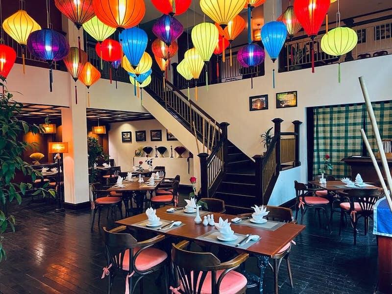 Nên đặt cầu thang ở vị trí dễ thấy, gần lối vào hoặc trung tâm không gian để dẫn hướng tự nhiên, tăng tỷ lệ khách di chuyển lên tầng 2