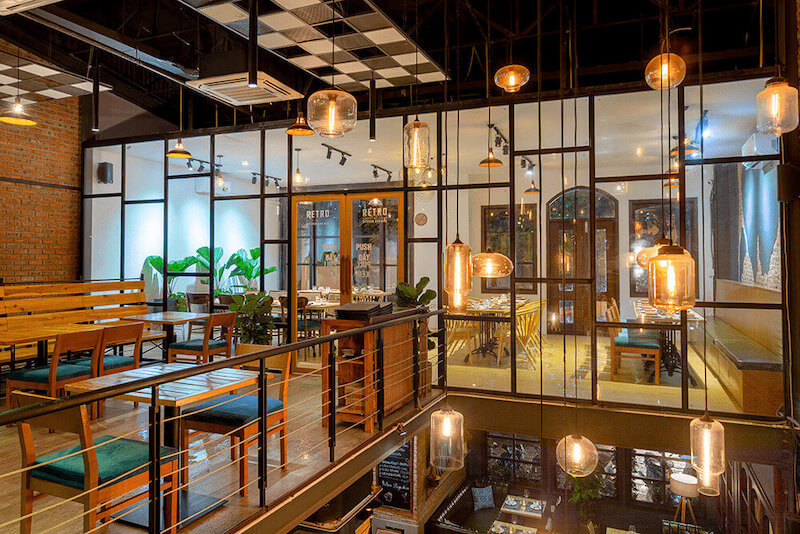 Không gian check-in nên đặt ở tầng 2 để tạo lý do khách di chuyển lên trên, tận dụng view đẹp, tăng trải nghiệm khác biệt và thu hút chia sẻ mạng xã hội