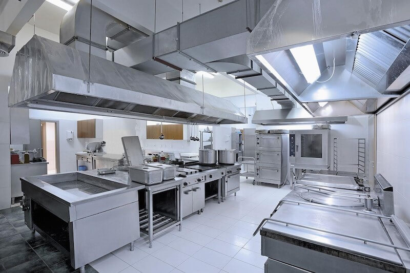 Bếp nên đặt nơi tối ưu luồng vận hành, tầng 1 thuận tiện nhập hàng và phục vụ nhanh, tầng 2 giúp giải phóng diện tích kinh doanh nhưng cần hệ thống tời và kỹ thuật hỗ trợ