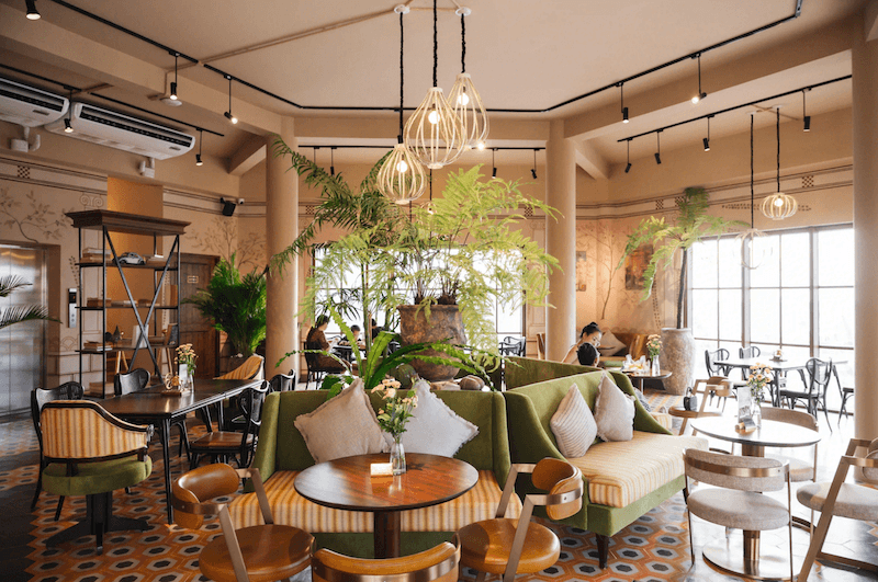 Diện tích 150m2 cho phép bố trí linh hoạt nhiều khu vực ngồi mà vẫn giữ được sự riêng tư cần thiết cho khách hàng
