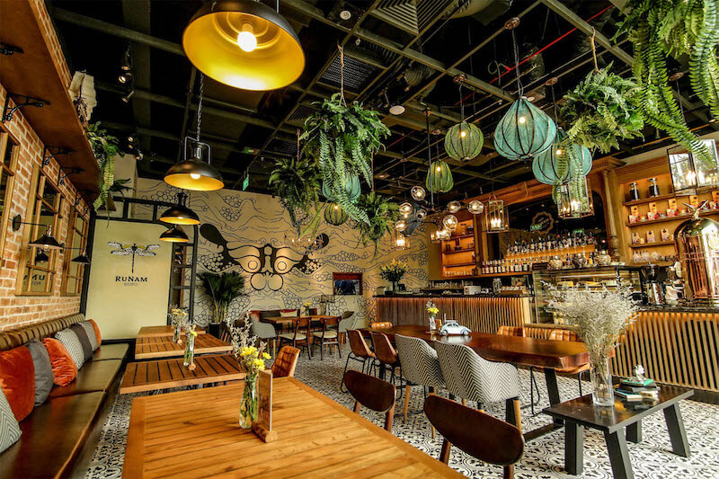 Quầy Bar thường được đặt trung tâm nhằm kết nối khu vực cafe và dining, đồng thời tăng tính tương tác cho không gian