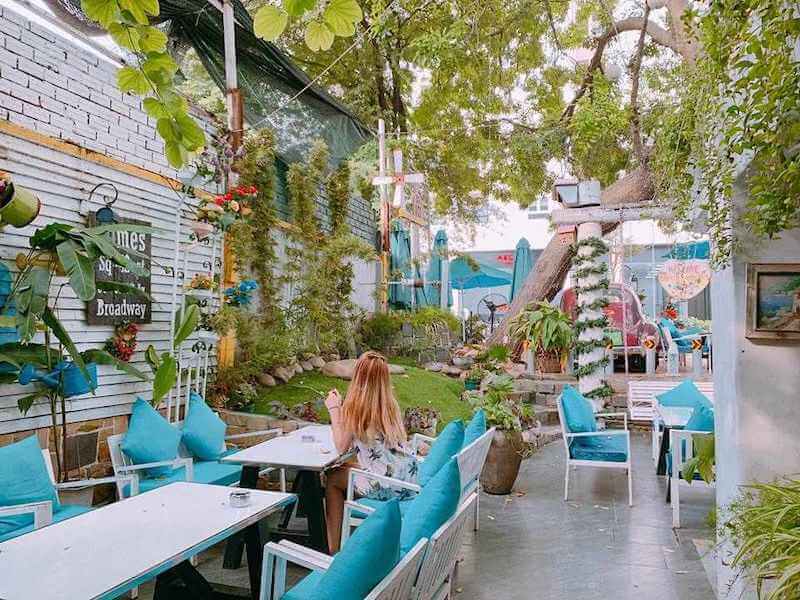 Không gian mở giúp khách dễ kết nối với thiên nhiên, tạo cảm giác thoải mái khi uống cafe, gặp gỡ hoặc dùng bữa ngoài trời