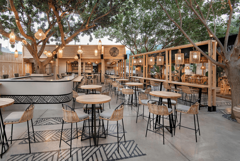 Tổ hợp nhà hàng cafe sân vườn không gian mở mang lại cảm giác thư giãn, thoáng đãng và gần gũi thiên nhiên cho khách hàng trải nghiệm