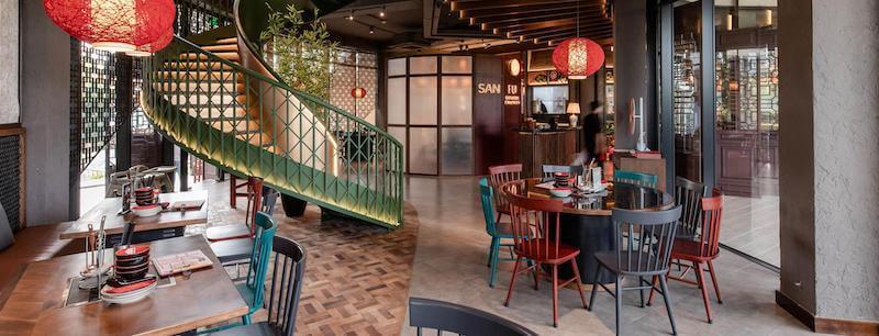 Nhà hàng Hoa phong cách hiện đại tập trung vào đường nét tối giản, không gian thoáng, giảm chi tiết rườm rà nhưng vẫn giữ tinh thần văn hóa đặc trưng
