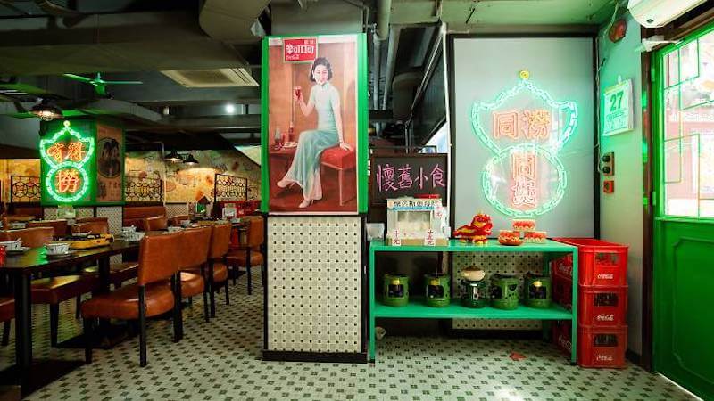 Bảng hiệu đèn neon nhiều màu sắc là điểm nhấn đặc trưng, giúp không gian nổi bật, thu hút và rất phù hợp với xu hướng check-in