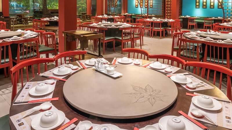 Nhà hàng Hoa thường dùng bàn tròn vì tượng trưng cho sự viên mãn, đoàn tụ, đồng thời giúp mọi người dễ dàng chia sẻ món ăn và tạo cảm giác gắn kết