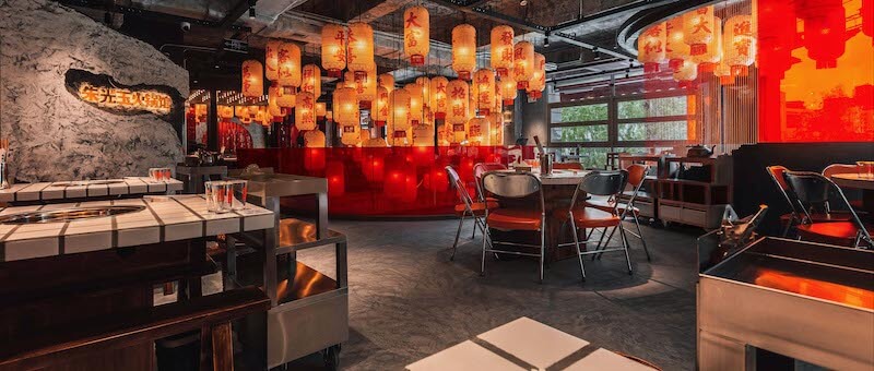 Nội thất thường đơn giản nhưng chắc chắn, ưu tiên độ bền và dễ vệ sinh do tần suất sử dụng cao trong mô hình kinh doanh ăn uống