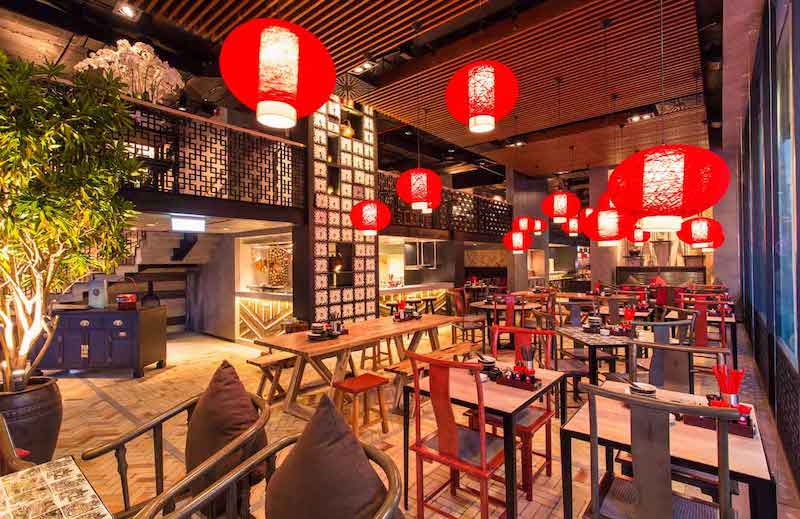 Trang trí nhà hàng Hoa thường gồm đèn lồng, tranh thủy mặc, thư pháp, gốm sứ họa tiết và bình phong, tạo không gian đậm chất văn hóa, ấn tượng