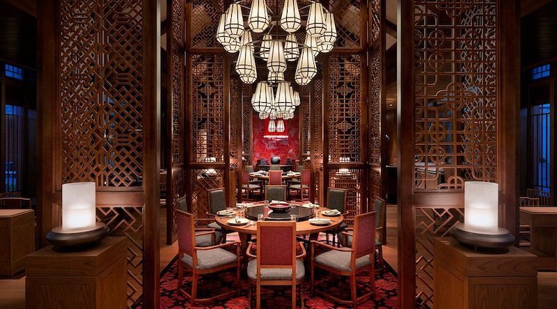 Bàn tròn và ghế gỗ là nội thất chủ đạo, vừa tiện dụng cho nhóm đông, vừa mang ý nghĩa đoàn viên và gắn kết trong văn hóa Trung Hoa.