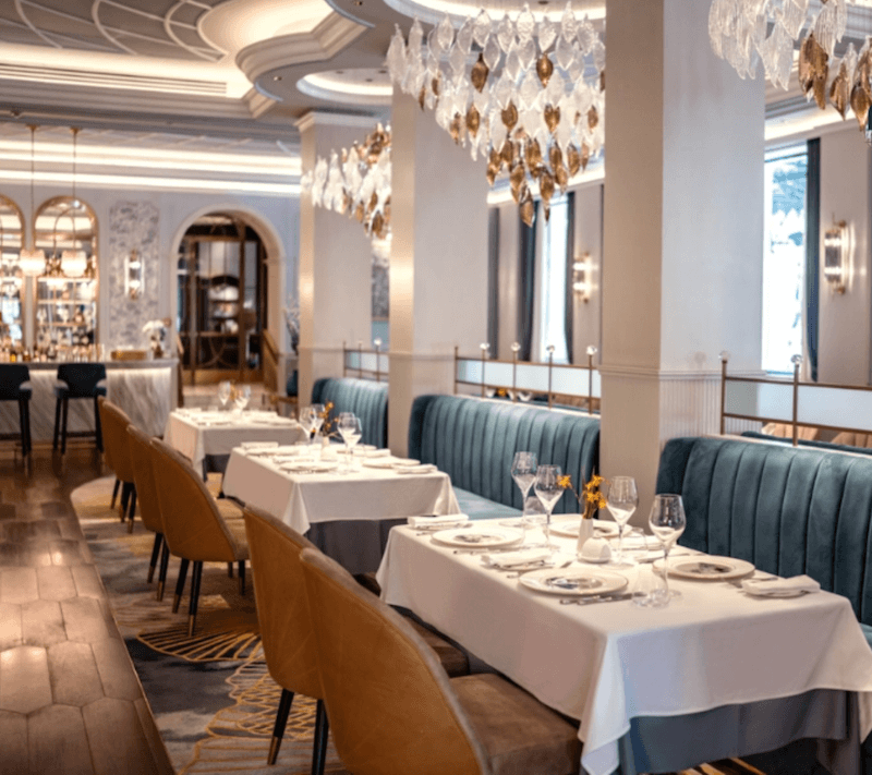 Nhà hàng Pháp Fine Dining nổi bật với không gian sang trọng, ánh sáng mờ ảo, bàn chuẩn mực, dịch vụ tinh tế và trải nghiệm riêng tư đẳng cấp