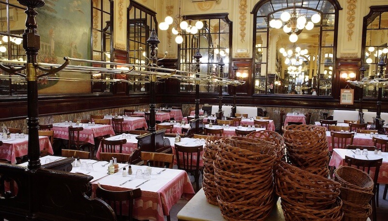 Nội thất sử dụng bàn ghế gỗ hoặc ghế mây đan kiểu Paris, tạo cảm giác thân thiện nhưng vẫn giữ nét đặc trưng rất riêng của Pháp