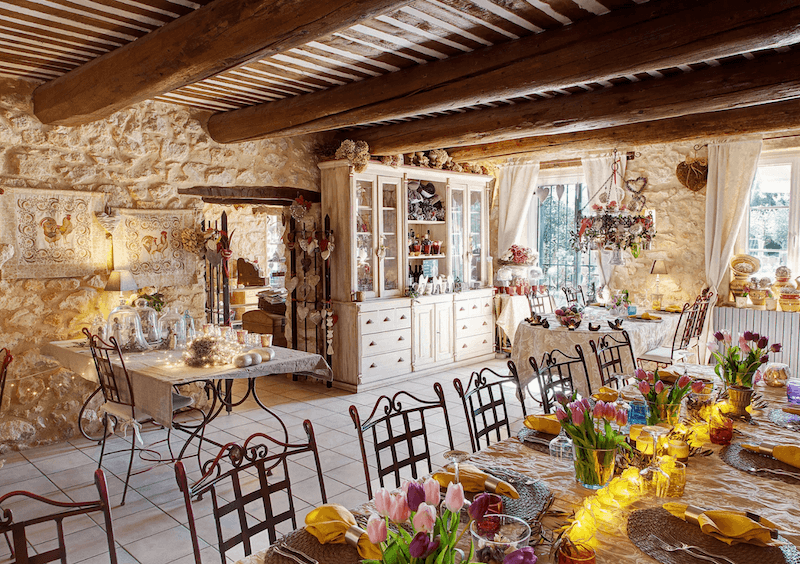 Phong cách Provence mang vẻ mộc mạc, lãng mạn với tông tím oải hương, vàng nhạt, vật liệu gỗ, đá thô và không gian nhẹ nhàng, thư giãn đậm chất đồng quê Pháp