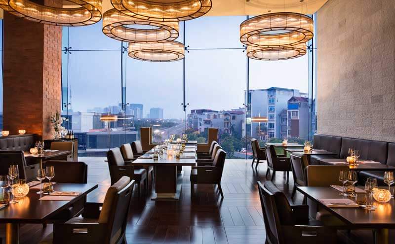 Bố trí các không gian riêng tư giúp nhà hàng Pháp trở thành nơi lý tưởng cho những trải nghiệm mang tính cá nhân và cảm xúc, thay vì chỉ đơn thuần là không gian ăn uống