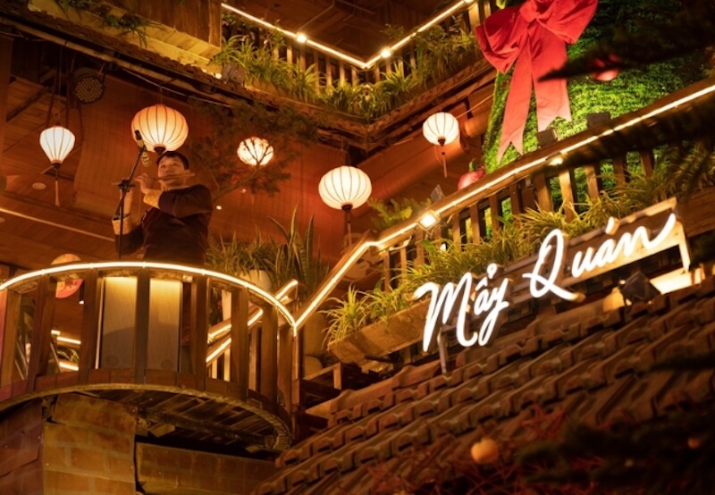 Không gian được phân tầng khéo léo với hệ lan can gỗ và mái ngói âm dương truyền thống mang lại cảm giác hoài cổ, đậm chất vùng cao