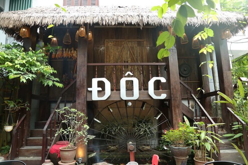 Ngôi nhà sàn với mái lá và vách gỗ thô mộc được tái hiện nguyên bản giúp thực khách cảm nhận rõ nét không gian sống đặc trưng vùng cao