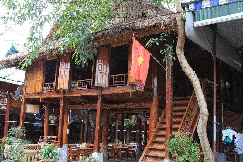 Khi sử dụng kiến trúc nhà sàn, cần xử lý kỹ kết cấu, chống ẩm, chống mối mọt, đồng thời đảm bảo cầu thang và lan can an toàn vận hành