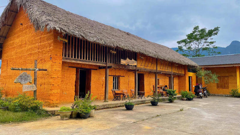 Khi ứng dụng kiến trúc nhà trình tường, cần chú ý chống ẩm, xử lý nứt bề mặt và cân bằng ánh sáng để tránh không gian quá tối, bí bách