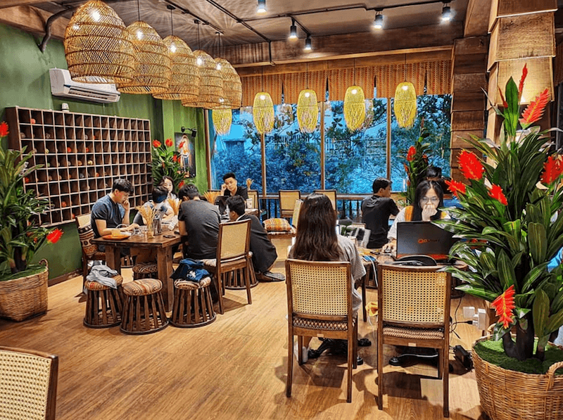 Sự hòa quyện tinh tế giữa mảng tường xanh rêu và họa tiết thổ cẩm trên nội thất đã tái hiện thành công vẻ đẹp mộc mạc của Tây Bắc