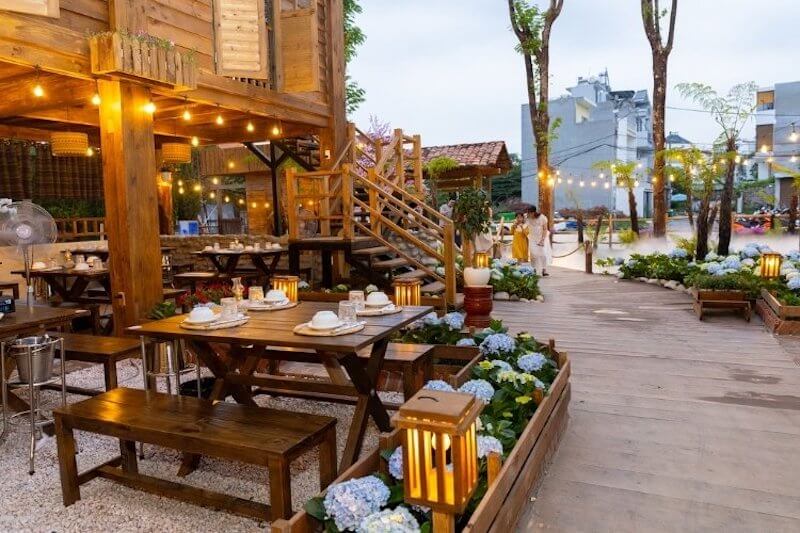 Nhà sàn gỗ truyền thống kết hợp cùng ánh đèn lung linh tạo nên không gian ẩm thực vừa ấm cúng vừa đậm chất văn hóa bản địa vùng cao