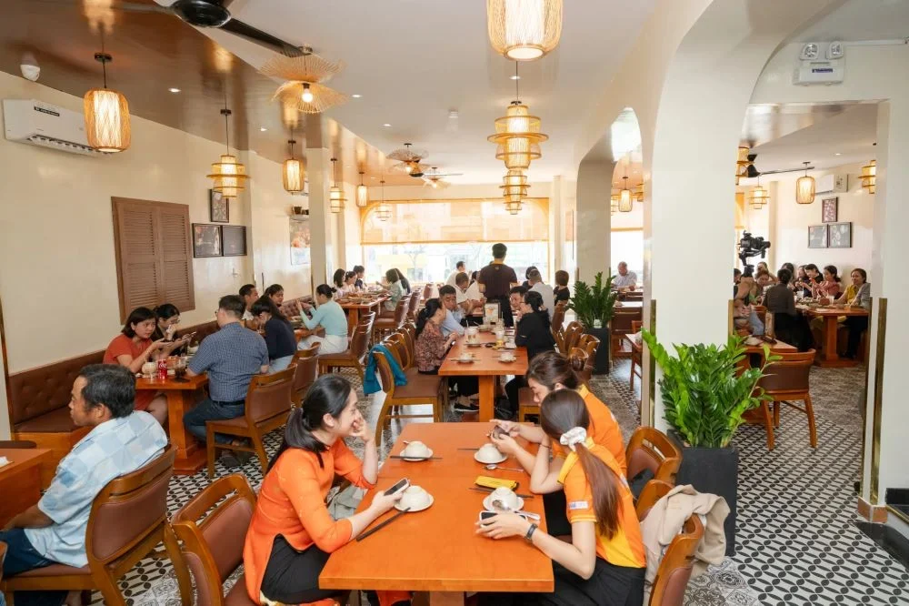 Khai thác ánh sáng tự nhiên giúp không gian quán thoáng đãng, tiết kiệm điện, tăng cảm giác sạch sẽ và tạo trải nghiệm ăn uống dễ chịu, gần gũi hơn