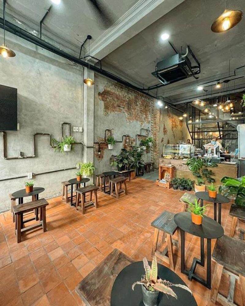 Nội thất thường sử dụng gỗ thô kết hợp kim loại, đơn giản nhưng bền bỉ, phù hợp với môi trường kinh doanh có tần suất sử dụng cao