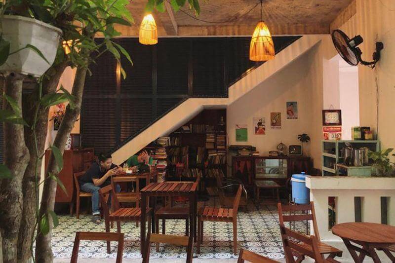 Phong cách Vintage mang lại cảm giác ấm cúng, hoài niệm, giúp quán ăn kết hợp nhà ở tạo dấu ấn riêng và thu hút khách hàng hiệu quả
