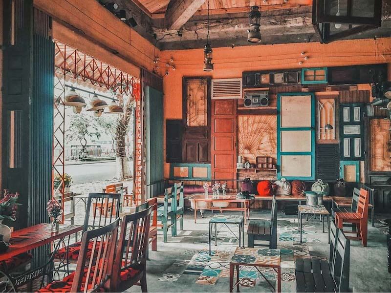 Không gian Vintage dễ tạo điểm nhấn check-in, giúp tăng khả năng nhận diện thương hiệu và thu hút khách hàng trẻ yêu thích chụp ảnh