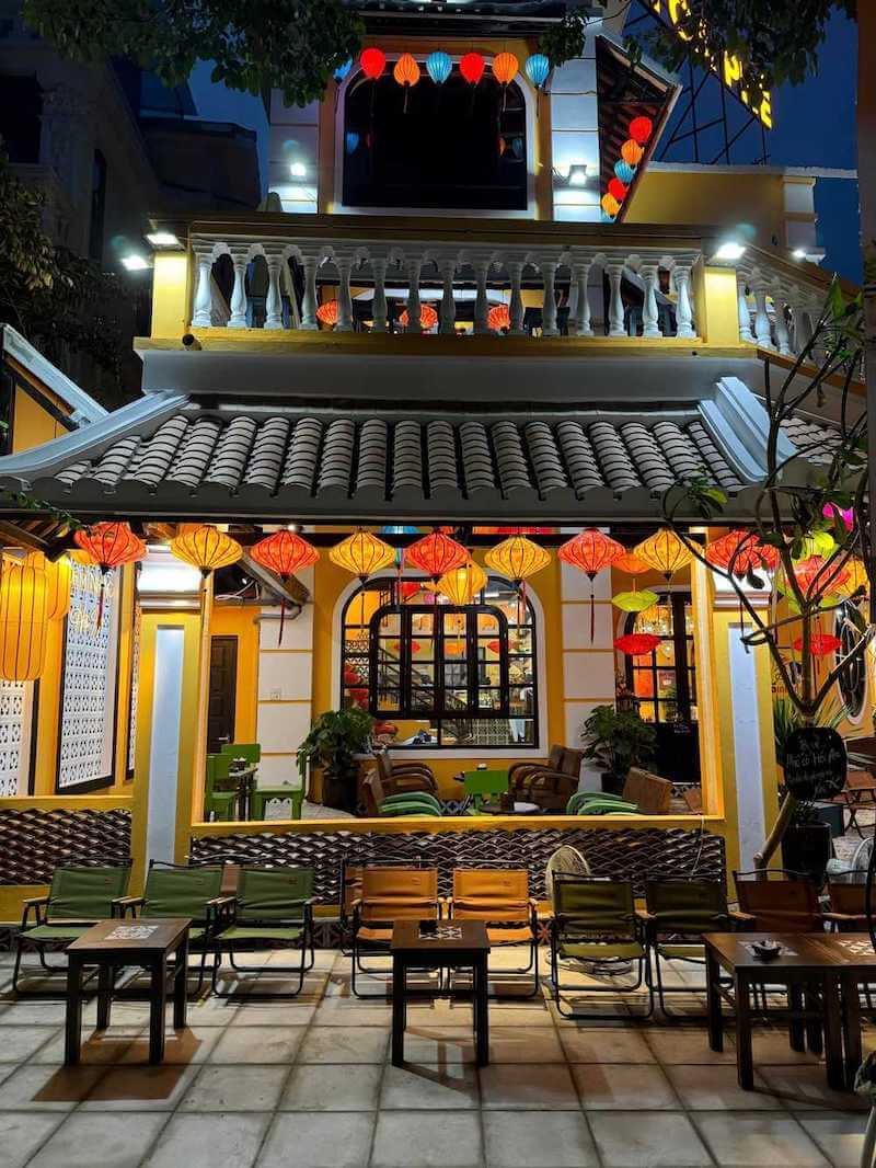 Đèn lồng nhiều màu sắc được treo khắp không gian, tạo nên ánh sáng vàng đỏ đặc trưng, giúp quán trở nên lung linh và đậm chất phố cổ