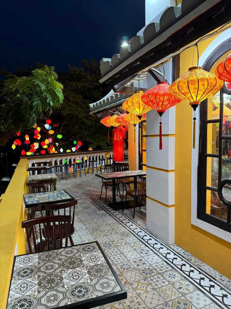 Phong cách này giúp quán ăn vặt ngoài trời trở nên khác biệt, vừa mang hơi thở truyền thống vừa thu hút giới trẻ yêu thích sự hoài cổ