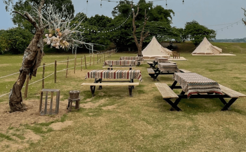 Phong cách Camping trong thiết kế quán ăn vặt ngoài trời tạo không gian chill như cắm trại thật sự giữa thiên nhiên rộng mở và thoải mái