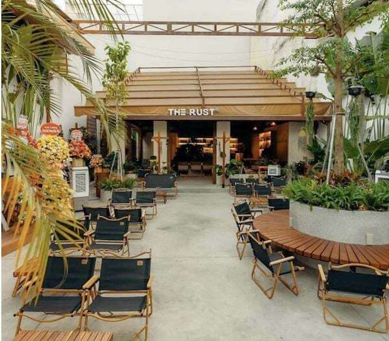 Quán ăn vặt ngoài trời nên lựa chọn vật liệu bền như gỗ xử lý, sắt sơn tĩnh điện, inox hoặc nhựa cao cấp để chịu nắng mưa tốt và dễ vệ sinh