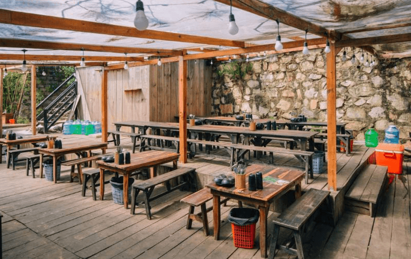 Quán ăn vặt ngoài trời nên bố trí ánh sáng kết hợp nhiều lớp như đèn LED dây, đèn thả và đèn chiếu điểm để tạo không gian ấm áp và thu hút vào ban đêm