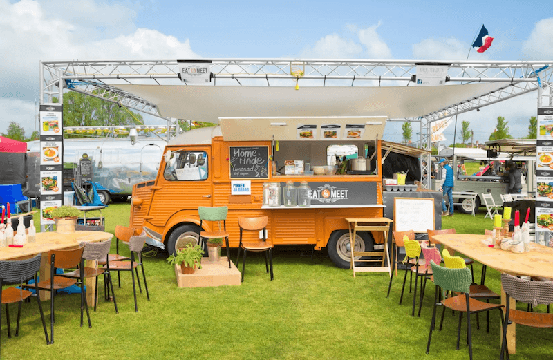 Phong cách Street Food với food truck tạo nên mô hình quán ăn vặt ngoài trời năng động, thu hút khách trẻ nhờ sự tiện lợi và nhanh chóng