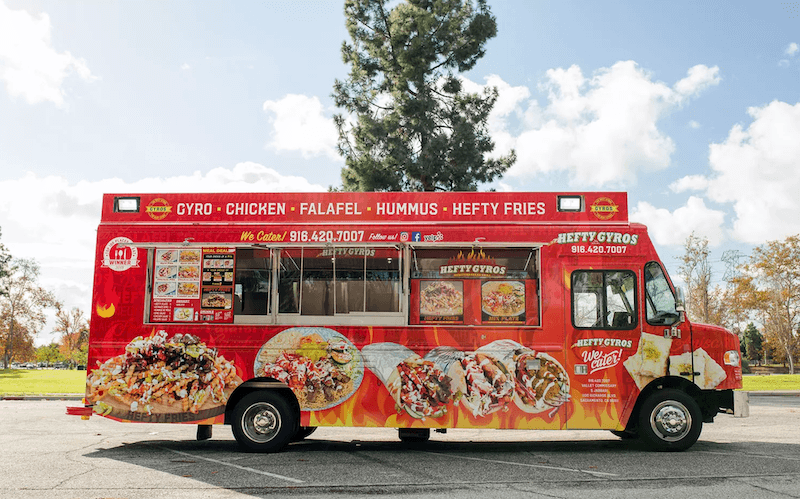 Xe food truck được thiết kế bắt mắt, trở thành điểm nhấn trung tâm của không gian, giúp khách dễ dàng nhận diện và ghi nhớ thương hiệu quán