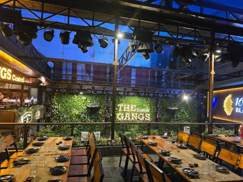 Đặt phòng VIP ở tầng 2 giúp tạo sự riêng tư, yên tĩnh hơn, có view đẹp và tách biệt khỏi khu vực đông đúc bên dưới để nâng trải nghiệm khách