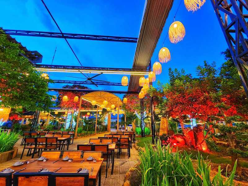 Thiết kế quán bia Tropical hướng đến thư giãn, thoáng đãng, gần gũi thiên nhiên, phù hợp khách trẻ yêu không gian mở rộng rãi
