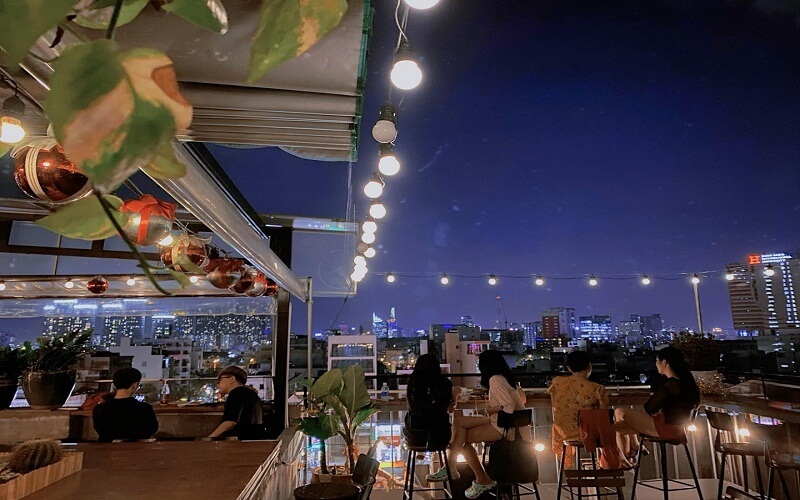 Thiết kế Rooftop Beer tận dụng tầm nhìn trên cao, mở rộng không gian thoáng đãng, giúp khách vừa thưởng thức bia vừa ngắm cảnh thành phố lung linh về đêm